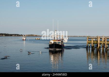 Vista romantica delle navi dal molo di Provincetown al tramonto Foto Stock