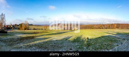 Paesaggio panoramico al tramonto nella regione di Taunus a Glashutten, Germania Foto Stock