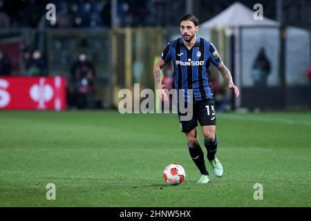 Bergamo, 17 febbraio 2022. Giuseppe Pezzella difensore di Atalanta B.C., durante la partita di calcio della Europa League tra Atalanta e Olympiacos allo Stadio Gewiss il 17 febbraio 2022 a Bergamo, Italia. Credit: Stefano Nicoli/Speed Media/Alamy Live News Foto Stock