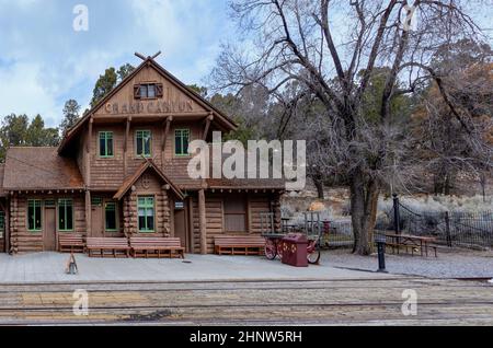 Grand Canyon National Park, Arizona, USA: Il Grand Canyon Depot (1910), sul versante sud del Grand Canyon, è un parco storico nazionale designato Foto Stock