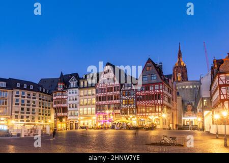 Vecchi edifici tradizionali a Francoforte nella zona chiamata Roemer in una notte d'estate Foto Stock