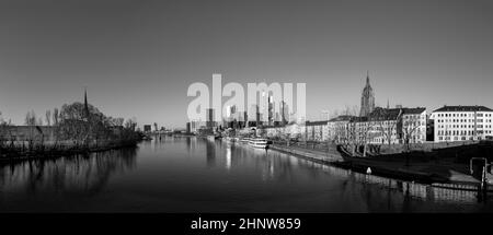 alba con vista sullo skyline di Francoforte con il fiume meno in bianco e nero Foto Stock