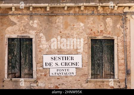 Segnaletica sestier de S. Croce - quartiere di San Croce - e Ponte San Pantalon - ponte di San Pantalon a Venezia in un'antica casa muraria Foto Stock