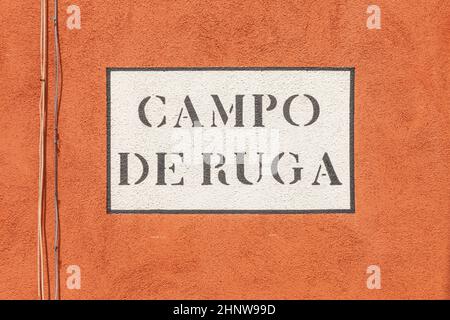signage campo de ruga in Venice  at an old grunge house wall Foto Stock