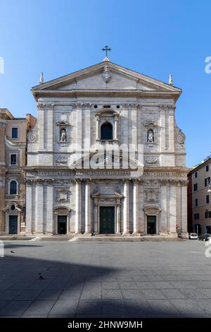 Piazza della Chiesa Nuova nel quartiere Navona di Roma con facciata barocca della chiesa di Santa Maria in Vallicella, detta anche Chiesa Nuova con F. Foto Stock