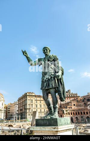 Statua di Traiano con iscrizione S.P.Q.R. IMP.CAESARI.NERVAE.F.TRAIANO OPTIMO PRINCIPI1 - Engl: Traiano fu imperatore romano dal 98-117 - su s Foto Stock