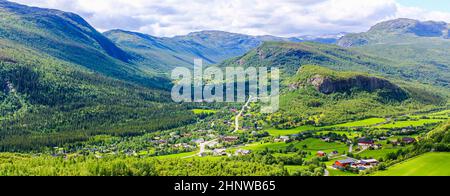 Panorama Norvegia, Monti Hemsedal, Agriturismi rossi e prati verdi, Viken, Buskerud. Foto Stock