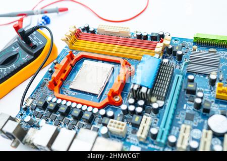 Multimetro con scheda principale, manutenzione, riparazione e controllo del concetto hardware del computer. Foto Stock