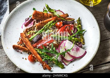 Carota Pepe Asparagus con Quinoa e insalata di rucola Foto Stock