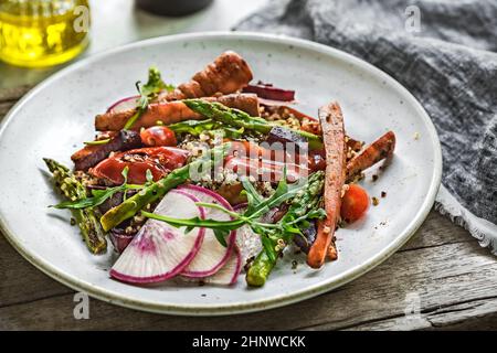 Carota Pepe Asparagus con Quinoa e insalata di rucola Foto Stock
