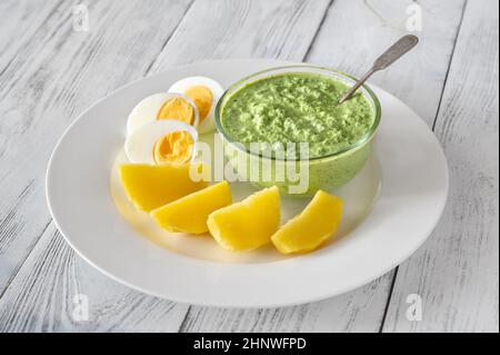 La salsa verde di Francoforte è guarnita con patate bollite e uova Foto Stock