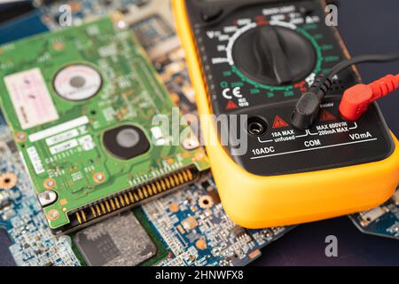 Multimetro con scheda principale, manutenzione, riparazione e controllo del concetto hardware del computer. Foto Stock