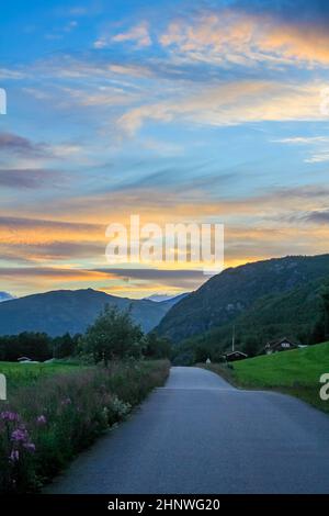 Spettacolare tramonto su montagne e valli nella splendida Hemsedal, Viken, Norvegia. Foto Stock