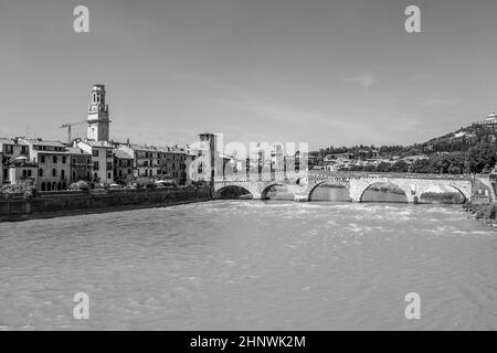 Splendida vista sulle vecchie case sul lungomare dell'Adige, sul Ponte pietra e sul campanile bianco del Duomo di Verona in Italia. Verona è un pop Foto Stock