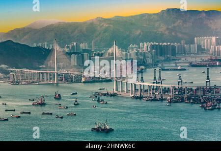 Hong Kong vista dal Victoria Peak alla baia e il grattacielo al tramonto il 9 gennaio 2010, Kowloon, Hongkong. Foto Stock