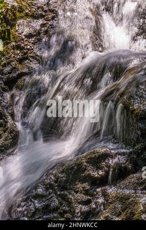 Bella cascata naturale nel Parco Nazionale Foto Stock