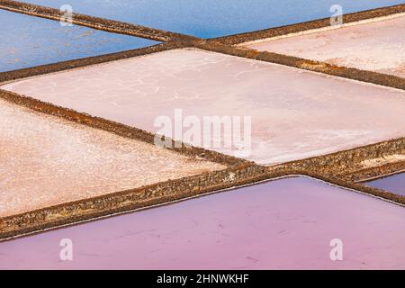 Raffineria di sale, soluzione salina da Janubio, Lanzarote, Spagna Foto Stock