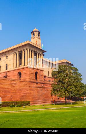 Blocco nord del Segretariato Building a New Delhi, la capitale dell'India sotto il cielo blu Foto Stock