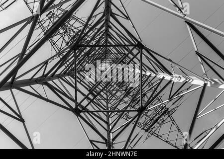 Impressionante pali elettrici di trasporto di energia elettrica attraverso i cavi ad alta tensione Foto Stock