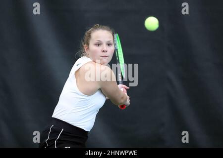 13 febbraio 2022: Nika Beukers della Portland state University si prepara a restituire un servizio durante la NCAA Women's Tennis Match contro University of California Irvine presso la Tualatin Hills Park & Recreation District tennis Facility, Beaverton, OR. Larry C. Lawson/CSM (supporti Cal Sport tramite immagini AP) Foto Stock