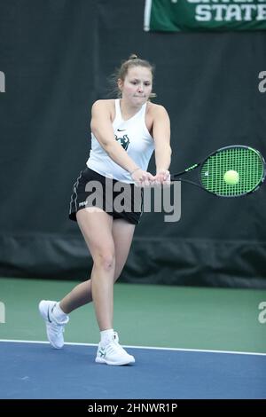 13 febbraio 2022: Nika Beukers della Portland state University si prepara a restituire un servizio durante la NCAA Women's Tennis Match contro University of California Irvine presso la Tualatin Hills Park & Recreation District tennis Facility, Beaverton, OR. Larry C. Lawson/CSM (supporti Cal Sport tramite immagini AP) Foto Stock