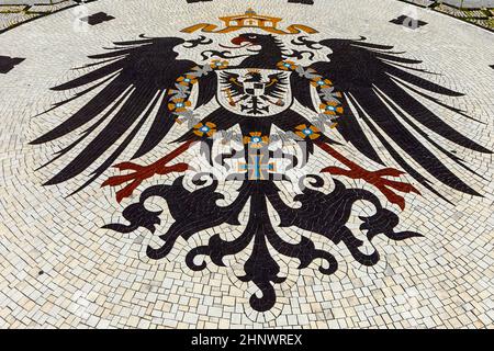 Mosaico raffigurante il Reichsadler (Aquila imperiale) di fronte a Neues Rathaus (nuovo municipio) a Schlossplatz a Wiesbaden, Germania Foto Stock