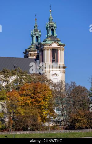 Vista del monastero Skalka dal fiume Vistula in una giornata di sole autunnale, Cracovia, Polonia. È un complesso sacro, una chiesa e un monastero paolino Foto Stock