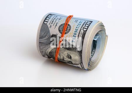 Un rotolo di dollari su uno sfondo bianco. Cento dollari americani. Luogo per logo, lettere, layout. Foto Stock