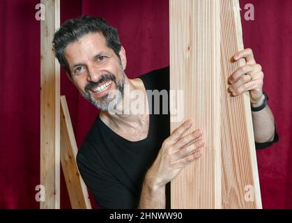 Berlino, Germania. 28th Jan 2022. L'attore svizzero Pasquale Aleardi si esibisce presso la scuola di danza e recitazione dello Stagefactory per il suo programma "Gran Premio di Mein" al tipi am Kanzleramt. Può essere visto dal 26 febbraio al 27 marzo 2022. (A dpa 'Pasquale Aleardi: Grand Prix watching gave family turmoil') Credit: Jens Kalaene/dpa-Zentralbild/dpa/Alamy Live News Foto Stock