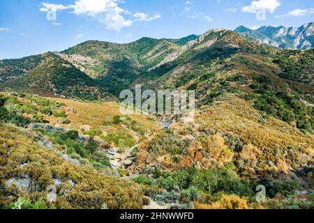 Vista sulla valle nel parco nazionale della sequoia con il fiume Kaweah al tramonto Foto Stock