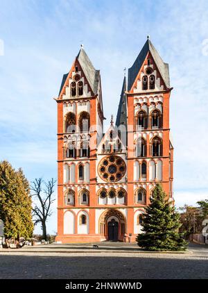 Famosa cupola gotica a Limburg an der Lahn, Germania, sotto il cielo blu Foto Stock