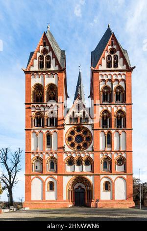 Famosa cupola gotica a Limburg an der Lahn, Germania, sotto il cielo blu Foto Stock