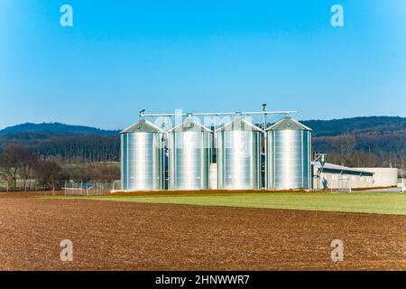 bellissimo paesaggio con silo e acro con cielo blu Foto Stock