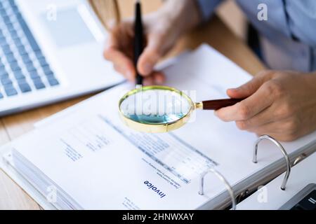 Avvocato che esamina la fattura utilizzando lente d'ingrandimento. Verifica aziendale Foto Stock