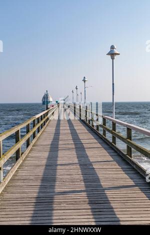 molo, ponte Vineta e sottomarino a Zinnowitz, Usedom Foto Stock