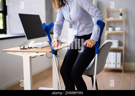 Riabilitazione del lavoratore infortunato in ufficio. Vantaggi sul luogo di lavoro Foto Stock