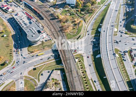 intersezione multilivello di strade e binari ferroviari in città. vista aerea del traffico cittadino. Foto Stock