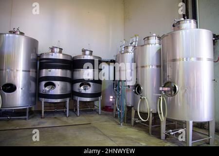 Vasche di fermentazione per la vinificazione Foto Stock