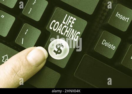 Ispirazione mostrando il segno Life Coaching, parola scritta sulla persona impiegata per aiutare a mostrare raggiungere i loro obiettivi in carriera digitando nuovo blog contenuti, scrittura Foto Stock