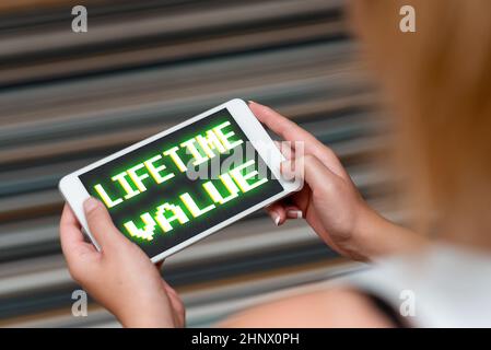 Firma visualizzazione valore Lifetime, concetto che significa il valore del cliente per tutta la durata del business Voice and Video Calling Capabilities Connectin Foto Stock