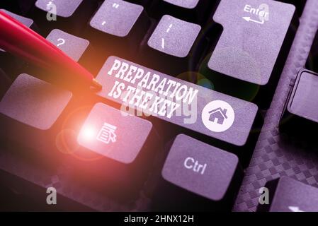 Scrittura visualizzazione del testo la preparazione è la chiave, foto concettuale riduce gli errori e accorcia le attività che redigitando le vecchie note, giocando giochi di testo, Foto Stock