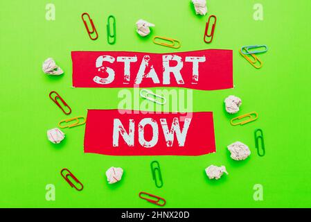 Firma di scrittura della mano inizio ora, vetrina di affari non esitate ottenere lavoro o fare roba subito formando nuovi pensieri scoprire idee fresche Acceptin Foto Stock