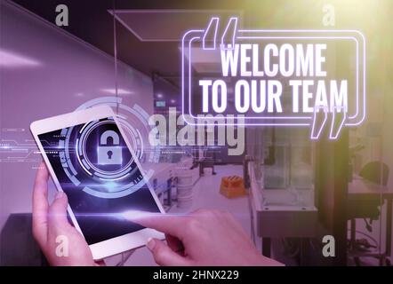 Scrittura testo di visualizzazione Benvenuti nel nostro approccio di Team, Business Presentazione di un'altra persona ai tuoi compagni di squadra Doctor in the Laboratory Holding A Tablet Foto Stock