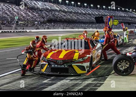 Daytona, Stati Uniti. 17th Feb 2022. Bubba Wallace si ritaglia durante la gara di qualificazione Bluegreen Vacations Duel 2 per la 2022 Daytona 500, giovedì 17 febbraio 2022 a Daytona, Florida. Foto di Edwin Locke/UPI Credit: UPI/Alamy Live News Foto Stock