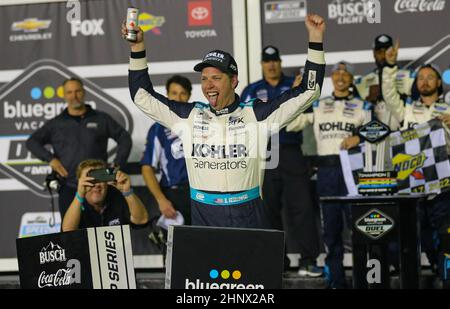 Daytona, Stati Uniti. 17th Feb 2022. Brad Keselowski festeggia la vittoria del Bluegreen Vacations Duel 1 per l'annuale Daytona 500 64th al Daytona International Speedway giovedì 17 febbraio 2022 Daytona, FL. Foto di Mike Gentry/UPI Credit: UPI/Alamy Live News Foto Stock