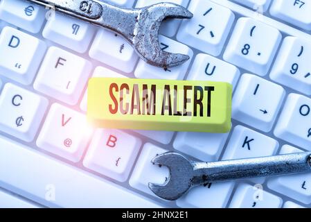 Scrittura di testo visualizzazione Scam Alert, Internet Concept unsolicited e-mail che rivendica la prospettiva di un affare la creazione di nuovo Programming Guidebook, Typin Foto Stock