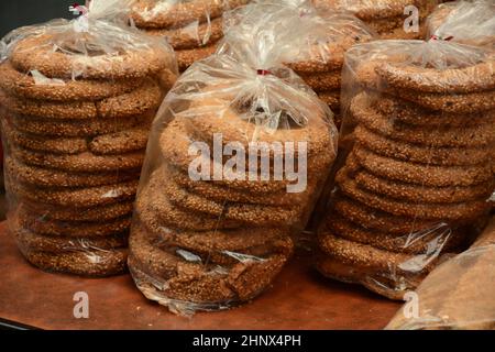 Bagel Turco Simit al sesamo, pasticceria tradizionale di tacchino. Il mercato della città vecchia di Akko. Israele. Foto Stock