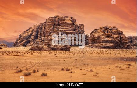 Pianeta Marte come paesaggio - Foto del deserto di Wadi Rum in Giordania con il cielo rosa rosso sopra, questo luogo è stato utilizzato come set per molti film di fantascienza Foto Stock