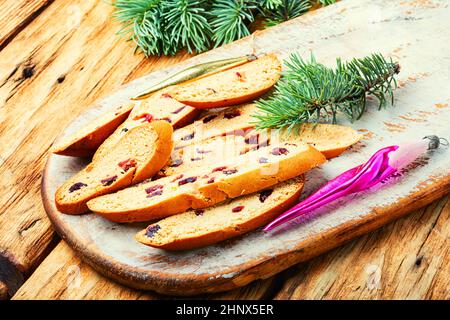 Biscotti freschi di biscotti con mirtilli secchi. Cantuccini, cibo di natale Foto Stock