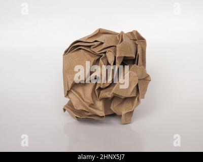 sfera di carta sgualcita su sfondo di carta marrone Foto Stock